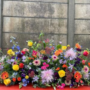 Kleurrijke kistbedekking - Rouwbloemen