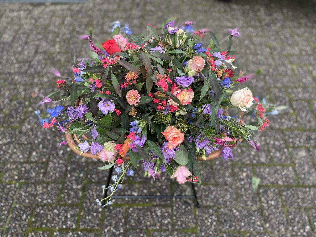 Rouwbloemstuk in roze en paarstinten
