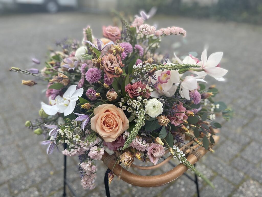 Rouwbloemstuk in pasteltinten