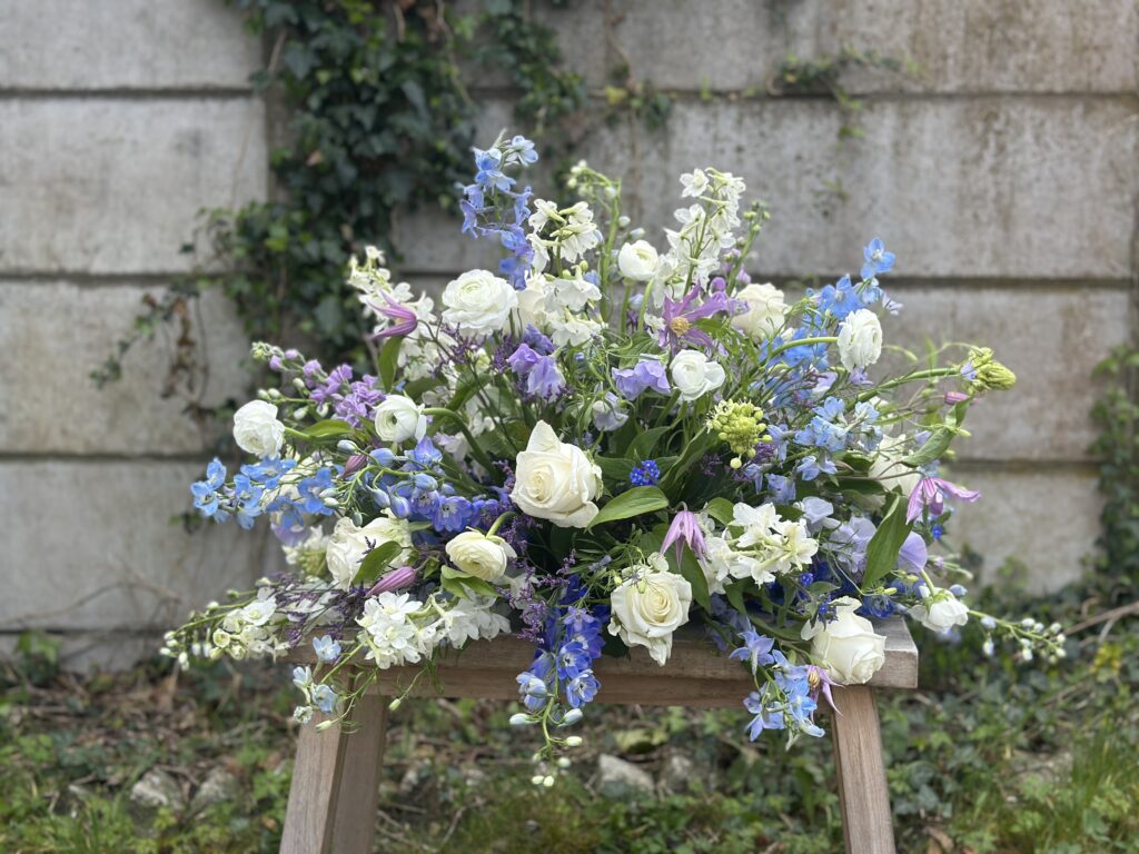 Rouwbloemen wit-paars -blauw in plukboeket stijl