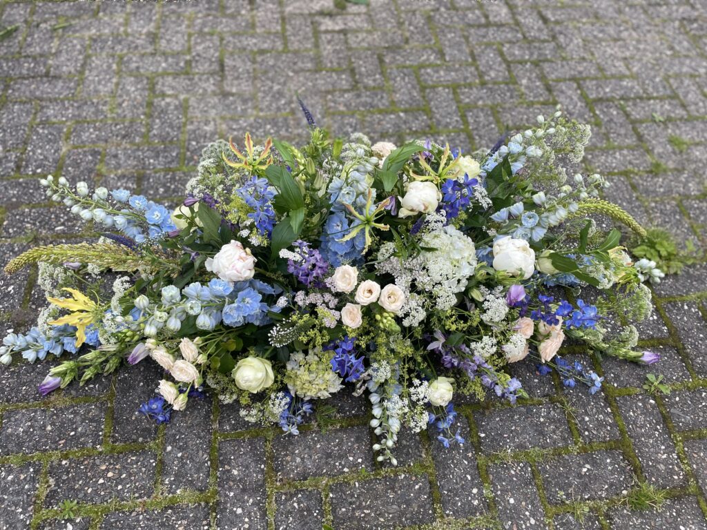 Kistbedekking blauw wit plukstijl