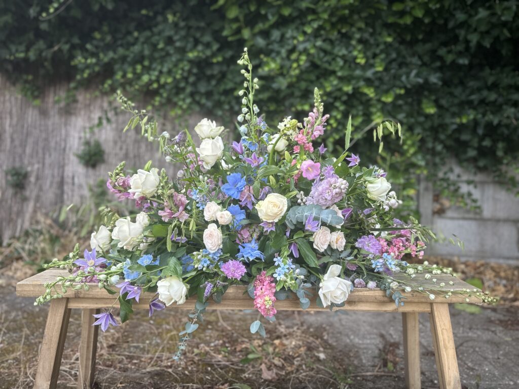 Rouwboeket met plukbloemen